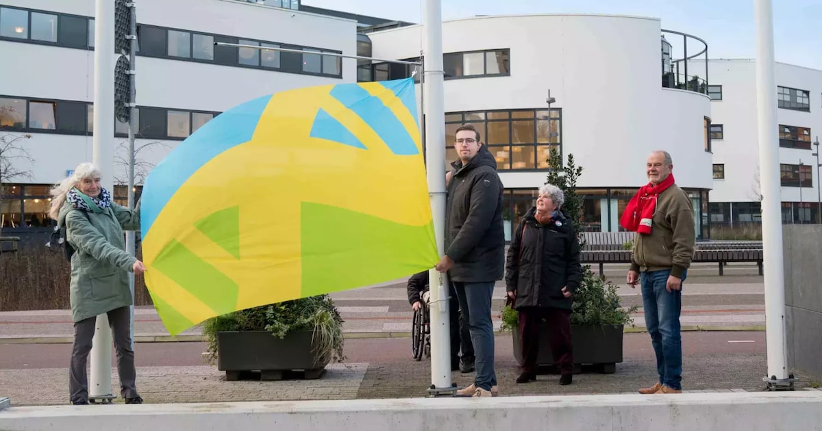 Purmerend hijst mensenrechtenvlag op stadhuis