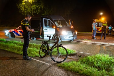 Bestelbus en fietser botsen op kruising Nico Bolkesteinlaan in Deventer