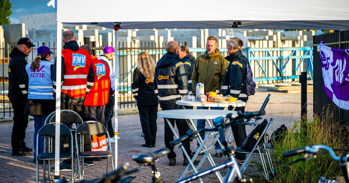 Buschauffeurs en vakbonden verzamelen zich bij uitvalsbasis van Qbuzz voor staking