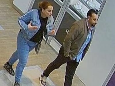 Dieven (met oranje haar en gouden tanden) weten op slinkse wijze voor duizenden euro’s aan juwelen m