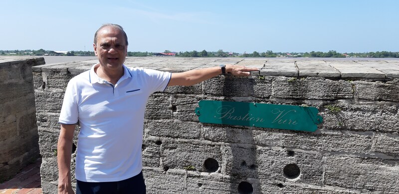AD/ Tonny van der MeeSunil Oemrawsingh bij de kogelgaten in Fort Zeelandia