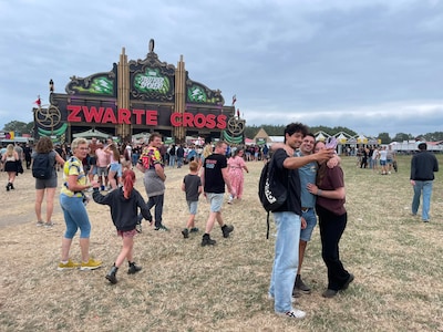 LIVE Zwarte Cross 2026 | Op de foto met bekende TikTokker kost je geld • Zoontje van Douwe Bob steel