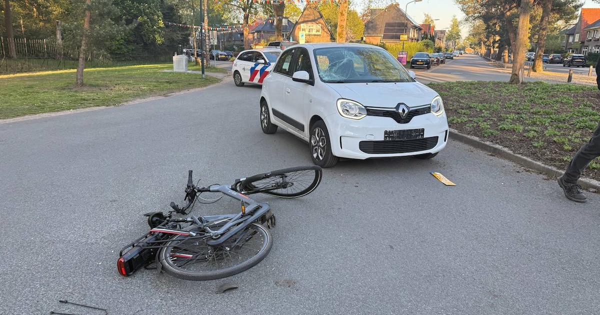 Fietser gewond na botsing met auto op de Planetenlaan in Apeldoorn