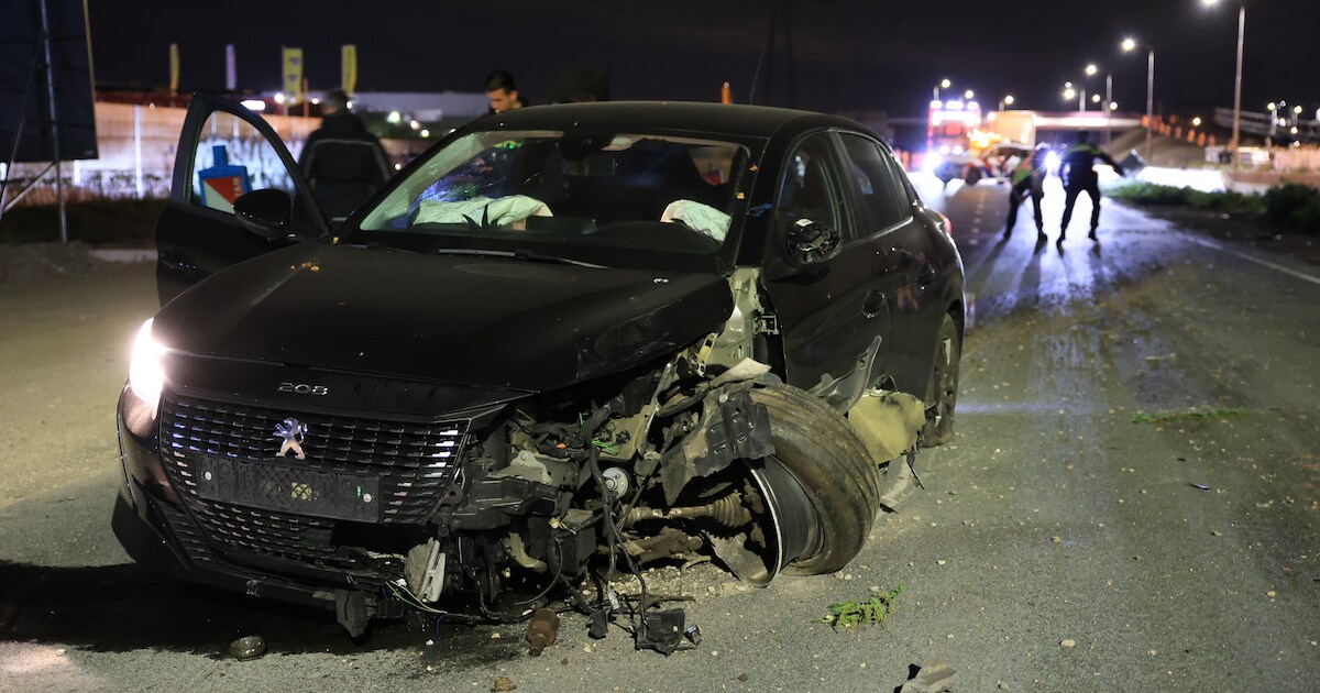 Automobilist zorgt voor ravage op N211 bij Wateringen | Regio | AD.nl