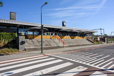 Leeg stationsgebouw in Hardinxveld-Giessendam zet erfgoedverenigingen op scherp: ‘Afgang voor het do