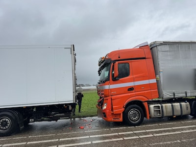 Vrachtwagens botsen tegen elkaar op N279 in Beek en Donk, chauffeur raakt gewond aan rug