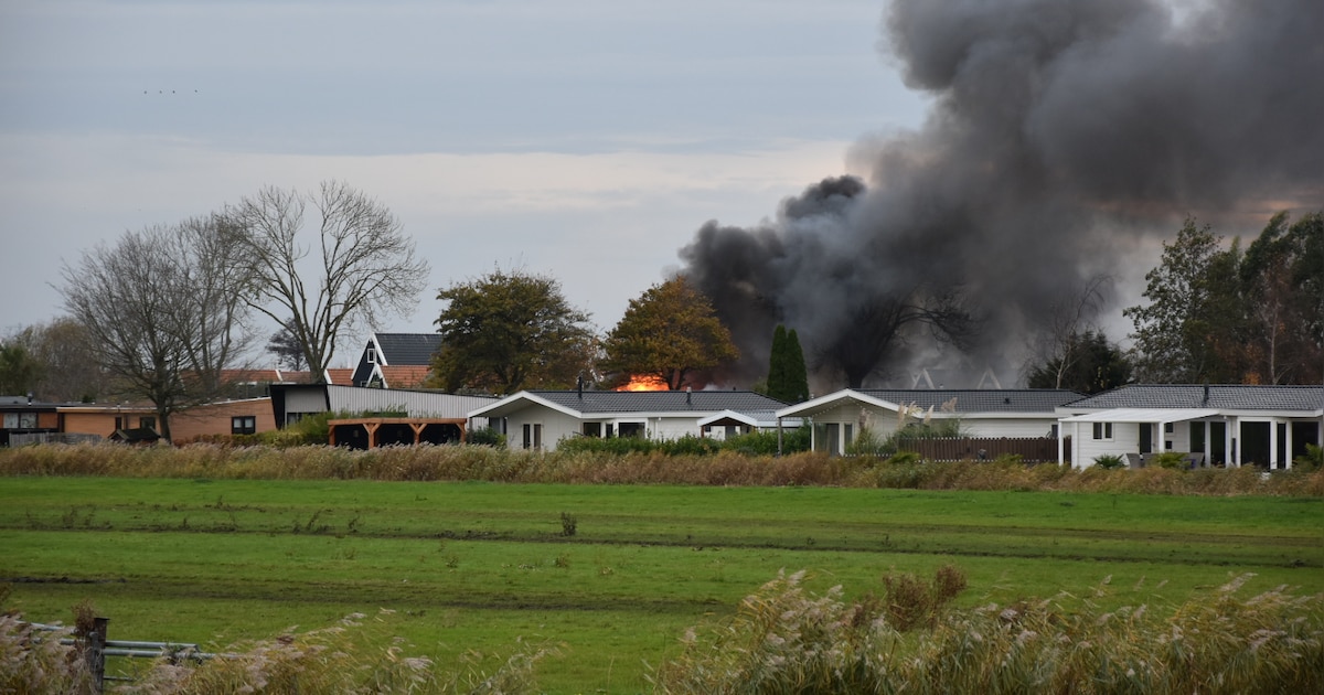 Vakantiewoning volledig uitgebrand bij grote brand op park in West-Graftdijk