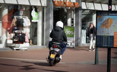 Ongezien op je scooter of brommer voetgangersgebied in? Vergeet je maar: je wordt sowieso bekeurd