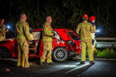 Dode bij ongeval op A2 bij Maarheeze: slachtoffer uit auto geslingerd, andere automobilist aangehoud