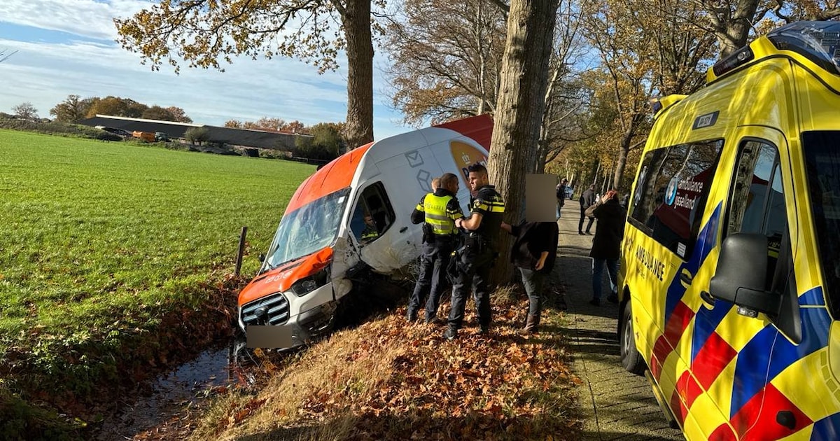 PostNL-bus belandt in greppel op Twentseweg in Heino