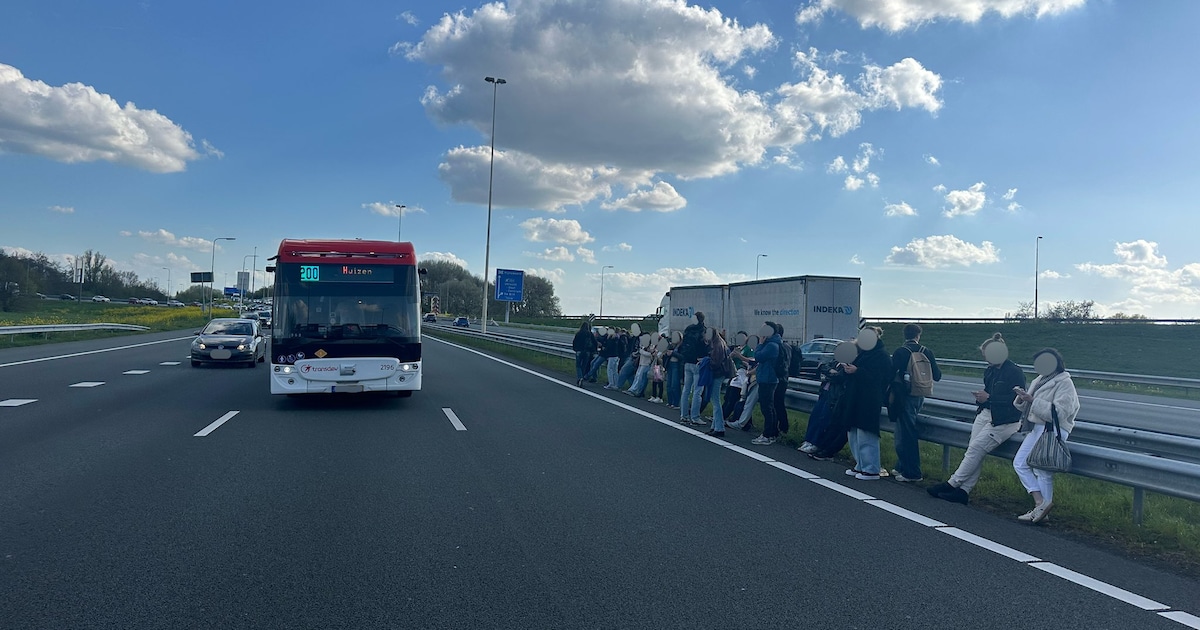 Lijnbus met pech staat stil op de A27 bij Bilthoven: 30 passagiers geëvacueerd