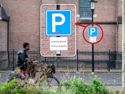 Parkeren voor (t)rouwauto: deze parkeerplaats gaat viraal door efficiënt bord