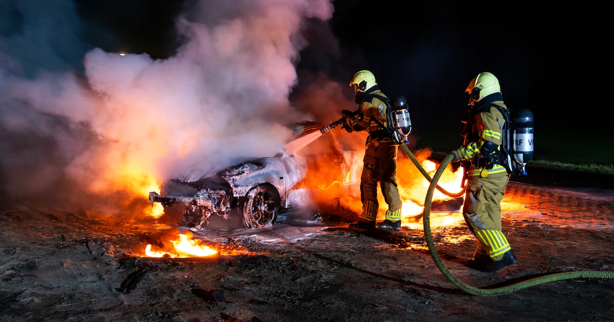 Sloopauto in brand gestoken op de Stellingenweg in Nijeholtpade