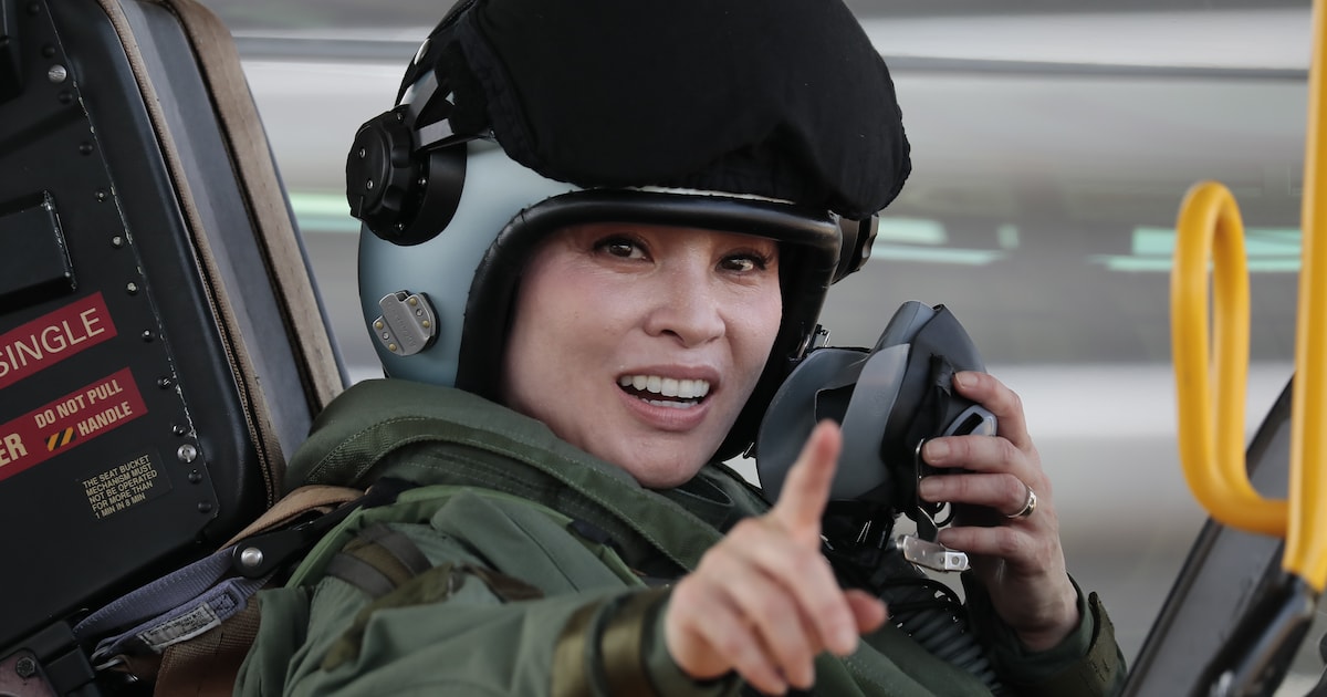 Thaise koningin Suthida vliegt voor het het eerst solo in straaljager ...