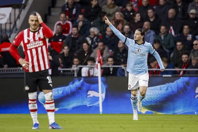 Koploper Feyenoord knokt zich naar gelijkspel in zinderende topper tegen PSV