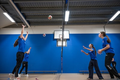 Twee jaar nadat het dak van de gymzaal instortte, kunnen deze leerlingen weer dicht bij school sport