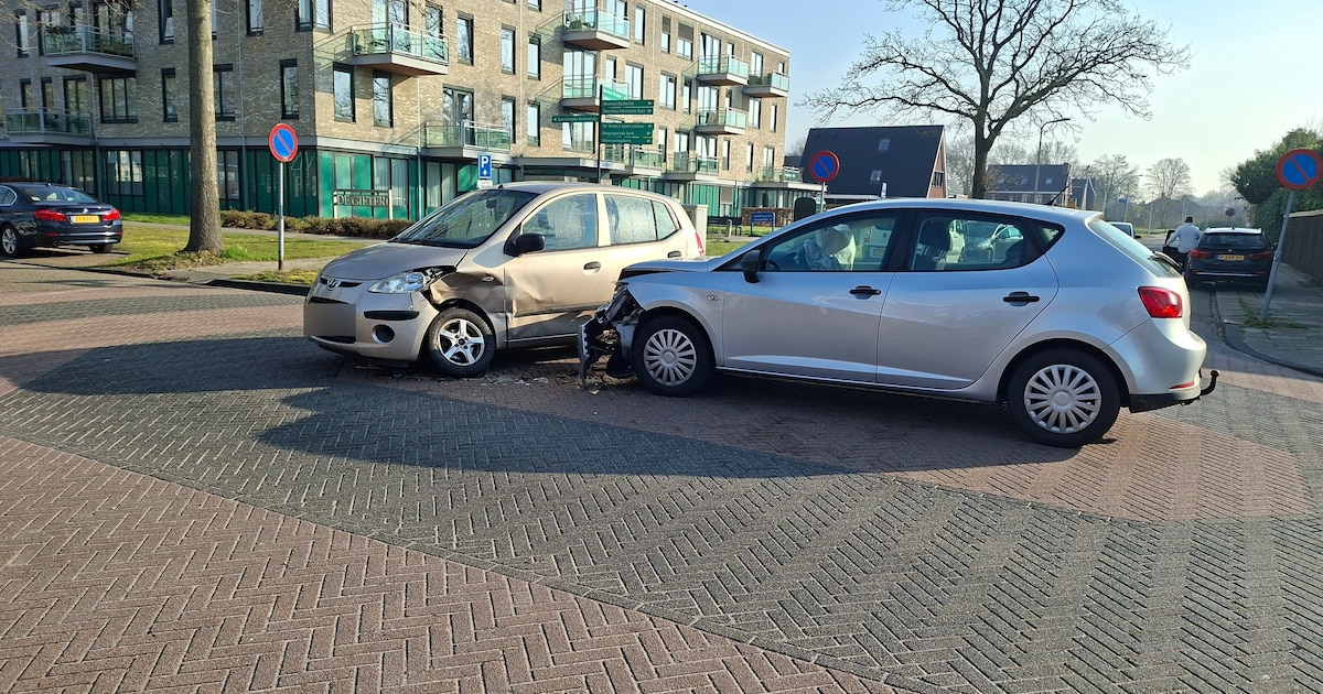 Auto's botsen op kruising in Gorredijk, geen gewonden