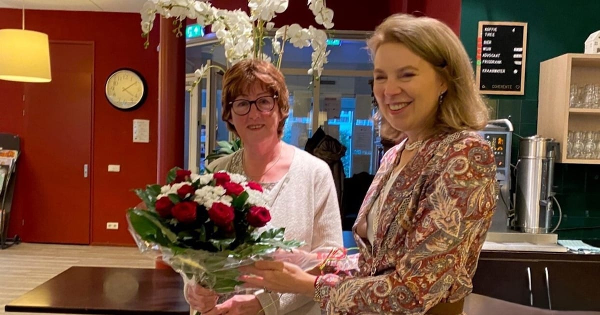 Ellen de Wit ontvangt waarderingsspeld in Ouder-Amstel