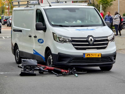 Fietser naar het ziekenhuis na botsing met bestelbus in Tiel