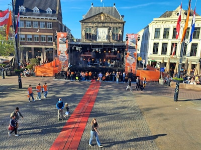 Centrum van Gouda stroomt langzaam vol, honderden mensen kijken naar vuurwerk