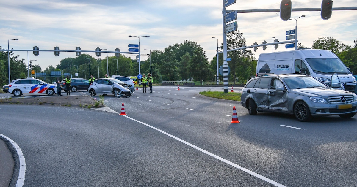 Auto zwaar beschadigd na botsing op kruising in Leeuwarden