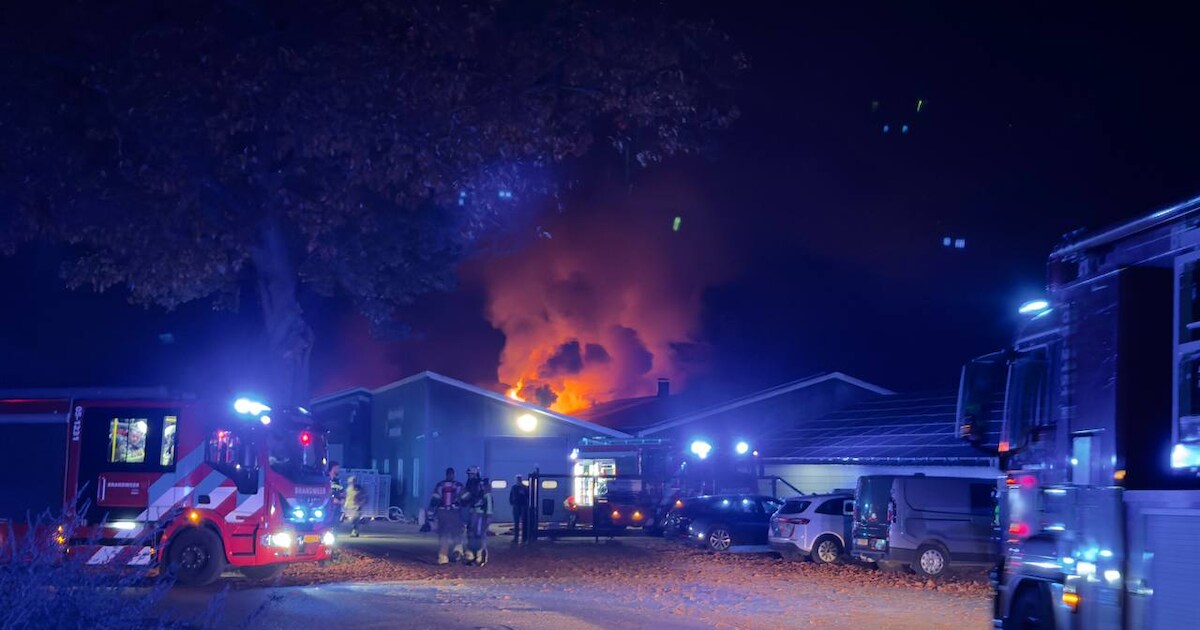 Grote schuurbrand in Saasveld, brandweer met veel materieel aanwezig