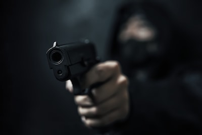 G. (51) uit Apeldoorn richt pistool op hoofd van verhuurder en moet nu de cel in