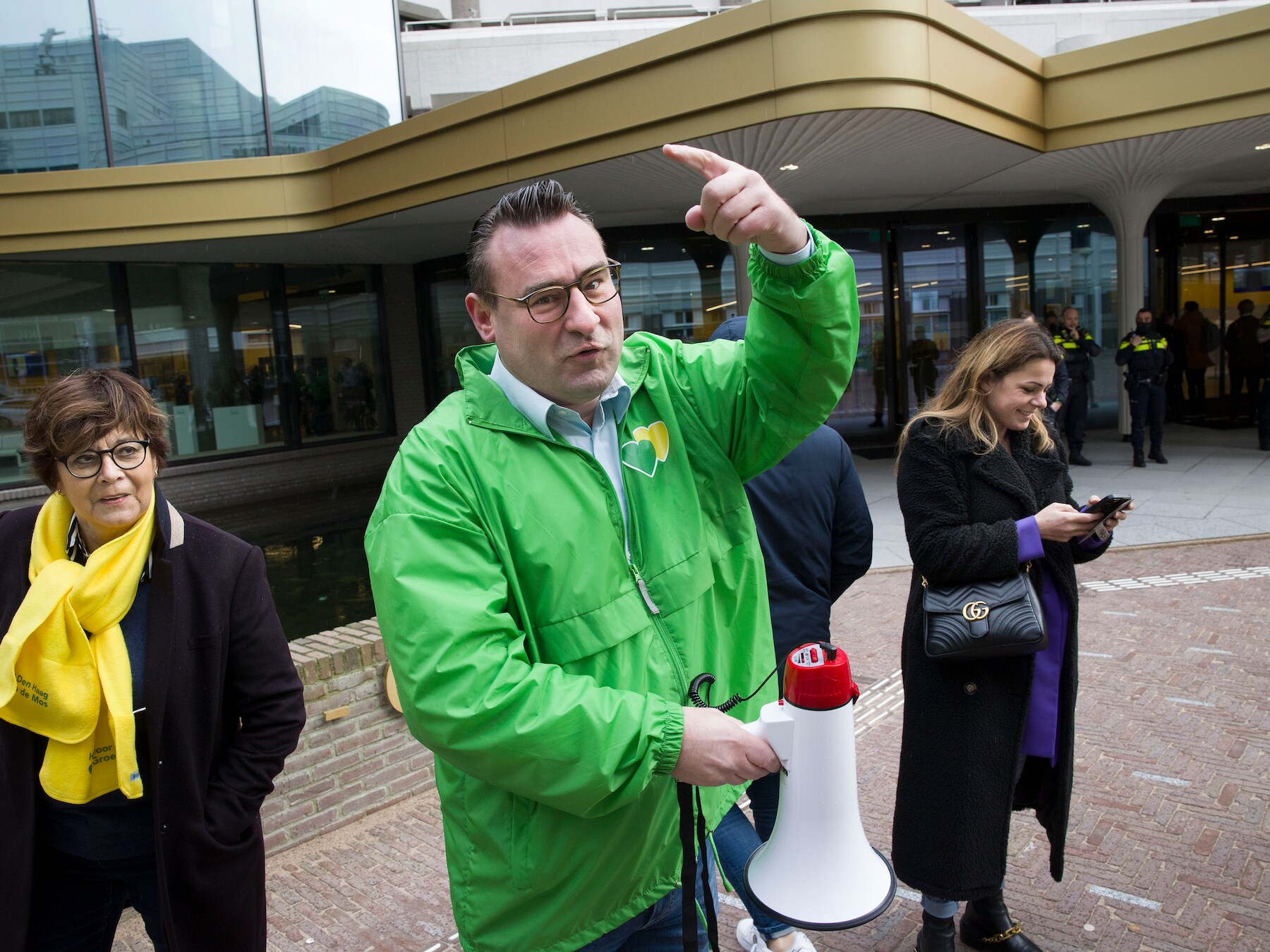 Richard de Mos demonstreert bij de Tweede Kamer.