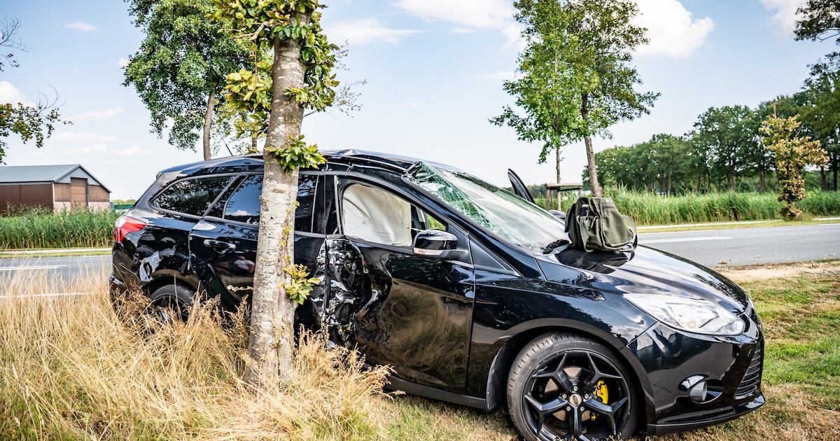 Auto botst tegen boom op Asserstraat in Ubbena