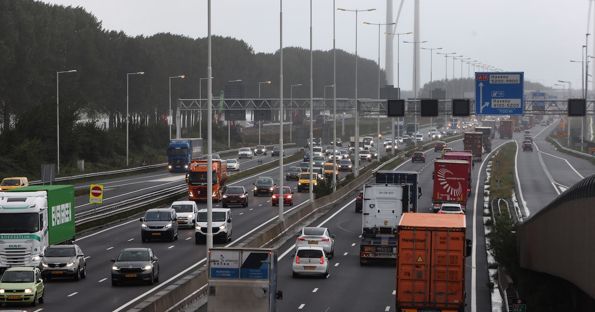 Meer dan twee uur vertraging op A15 na snelheidsverlaging én gesloten ...