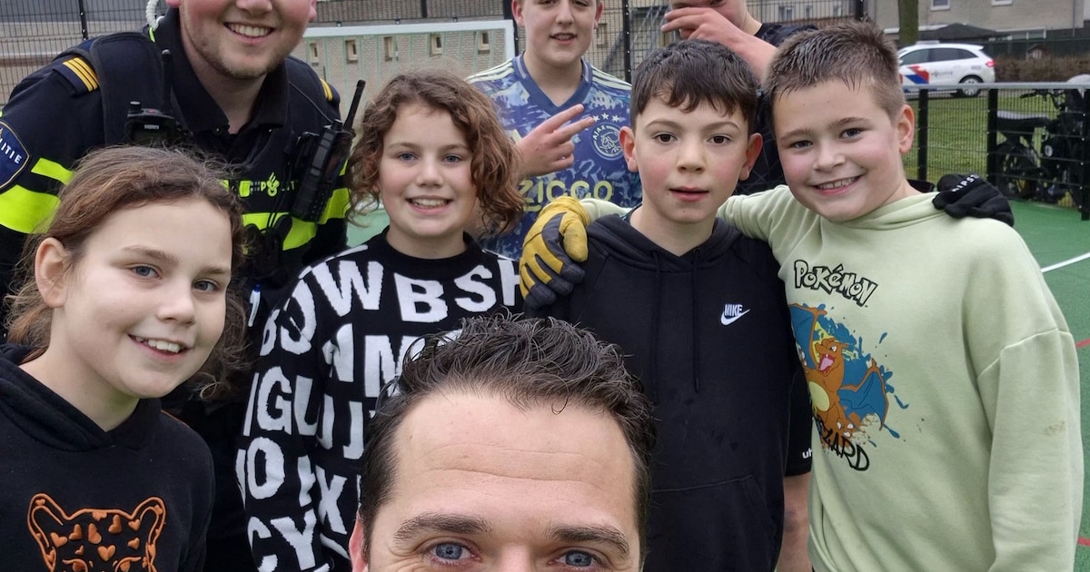Politie Echt voetbalt en gamet met jongeren