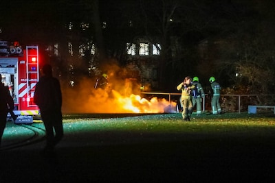 Vlammen op het voetbalveld: dug-out van Apeldoornse Boys in lichterlaaie