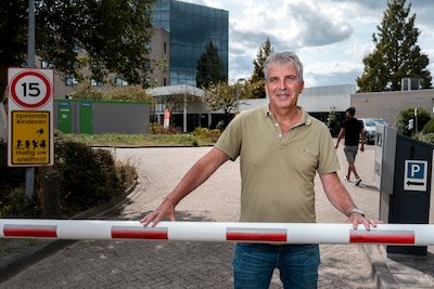 Van ‘a-z-c, weg ermee’ naar harmonie met de buurt: locatiemanager vertrekt na jaren bij azc in Den B