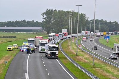 A50 tussen Apeldoorn en Zwolle tijdelijk afgesloten door onwel geworden vrachtwagenchauffeur