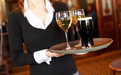 Restauranthouder hoeft nog niet de cel in voor ontucht met serveersters