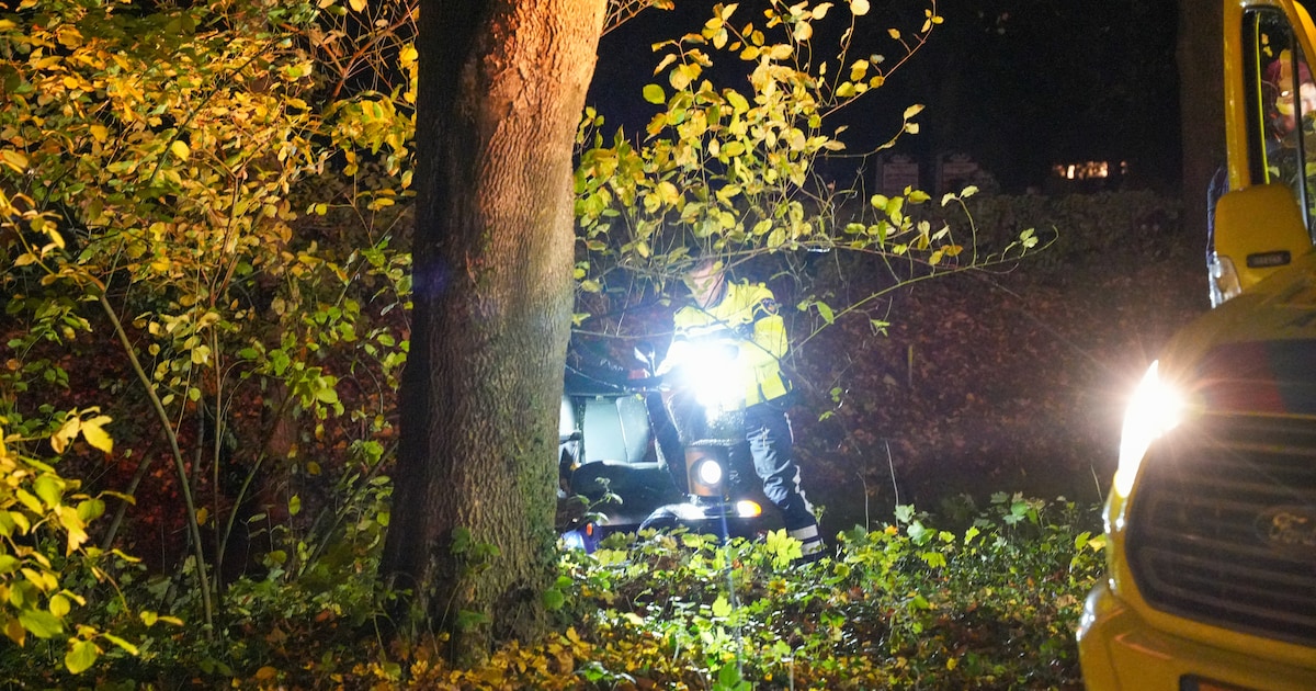 Persoon met scootmobiel te water op de Pasveerweg in Leeuwarden