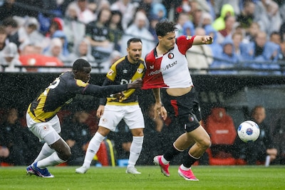 Feyenoord begint goed aan oefenduel met Rayo Vallecano, serieuze kans voor Van Persie