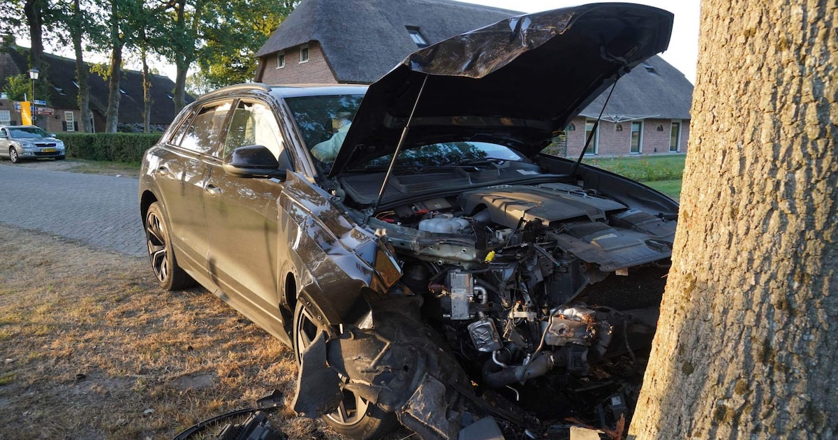 Audi total loss na eenzijdig ongeval in Dwingeloo, bestuurder naar ziekenhuis