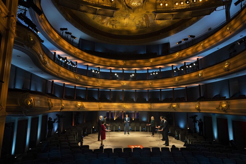 Lijsttrekkers tijdens een-op-een verkiezingsdebat in de Koninklijke Schouwburg. Dit jaar is het dus ook de locatie voor Prinsjesdag.