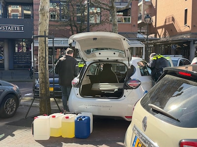 Politie vindt vaten vol brandstof in deelauto in Uden