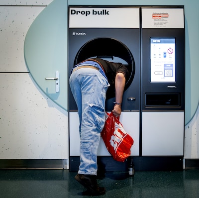 Supermarkten verwachten vanaf 2028 minder drukte bij statiegeldautomaten, maar vrezen viezigheid door sap en zuivel