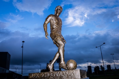 Van Moulijn tot Schoenmaker: waarom Nederlandse voetballers steeds vaker in brons gegoten worden