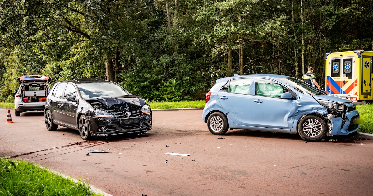 Twee auto's botsen op kruising in Waskemeer: verkeer omgeleid via fietspad