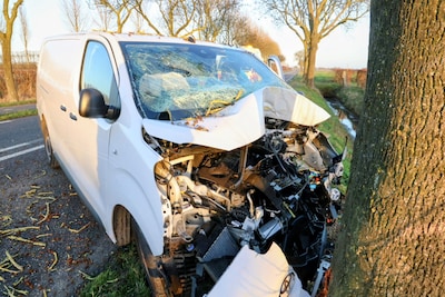 Bestuurder van bestelbus gewond na botsing op de N320 in Maurik