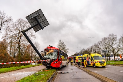 Lijnbus ramt verkeerspaal in Nijmegen, elf inzittenden gewond