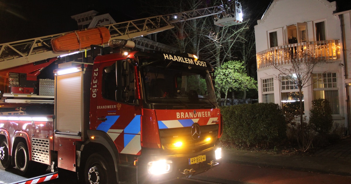 Brandweer blust brand in schoorsteen van woning in Heemstede