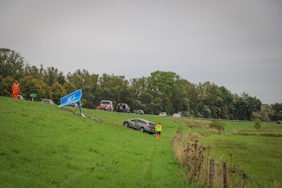 Auto raakt van de weg en belandt in weiland na botsing met verkeersbord bij Rheden