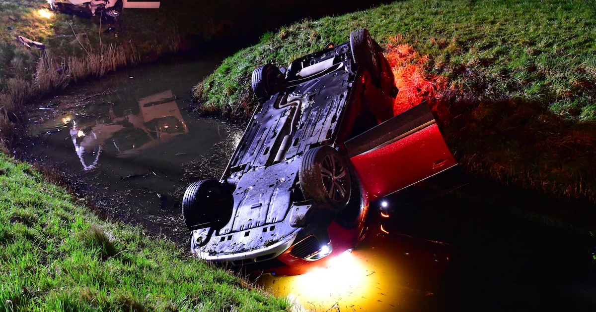 Auto ondersteboven in de sloot na aanrijding in Hem, twee gewonden