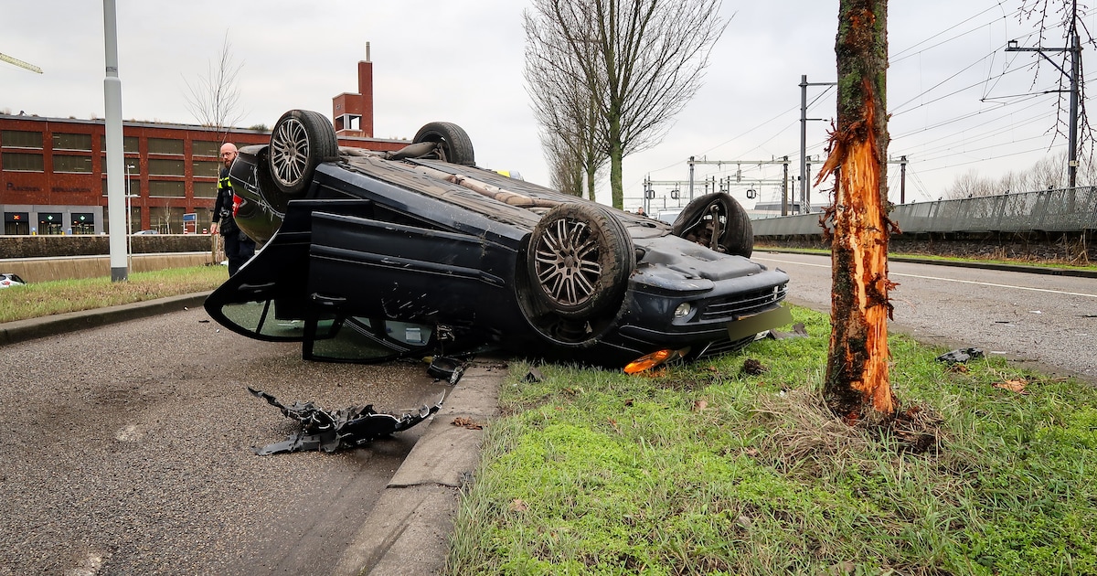 Auto over de kop op Vleutensebaan in Utrecht, bestuurder nagekeken door ambulancepersoneel