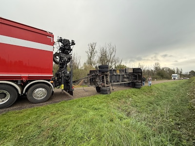 Aanhanger kantelt op omleidingsroute in de polder, verkeerschaos voorbij